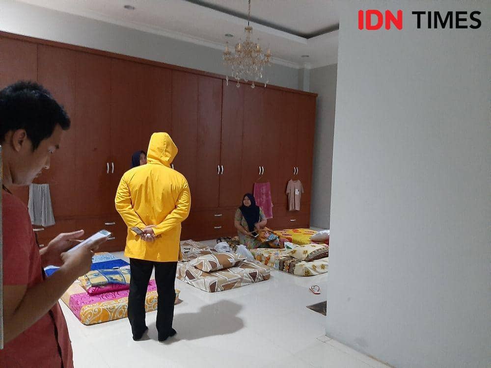 Duh, Tempat Tidur Tenaga Medis RSUD Banten di Lantai dan Berdempet