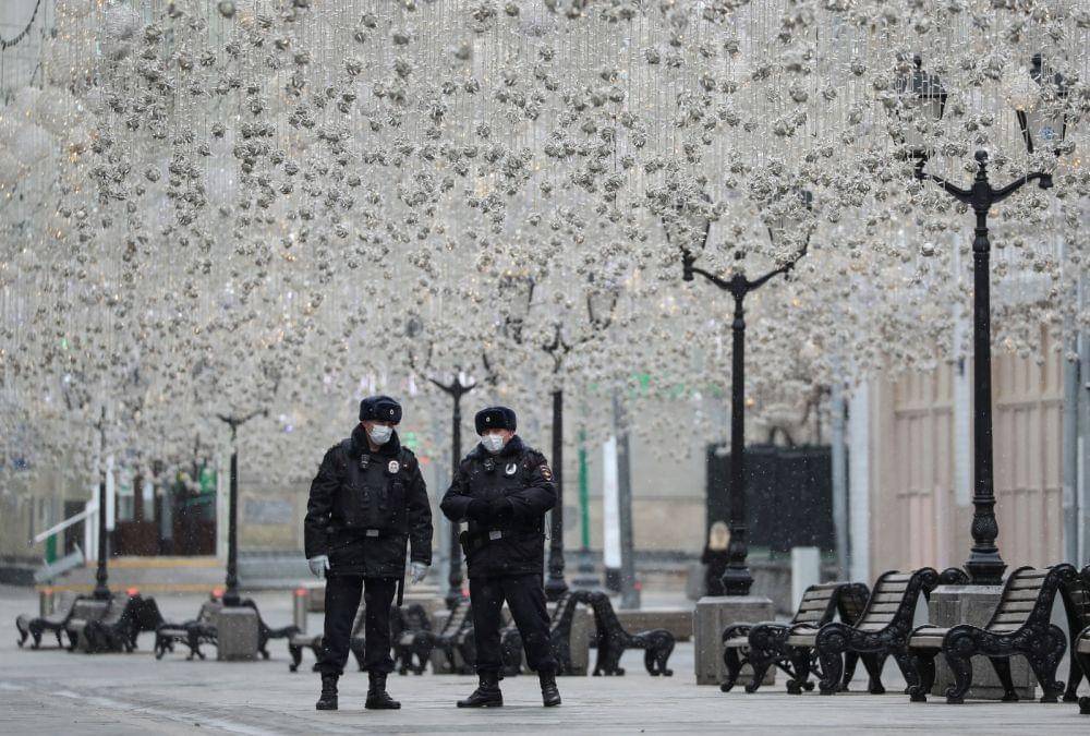 Petugas penegak hukum Rusia ketika lockdown parsial untuk mencegah penyebaran virus corona di pusat Moskow, Rusia, pada 30 Maret 2020. ANTARA FOTO/REUTERS/Evgenia Novozhenina