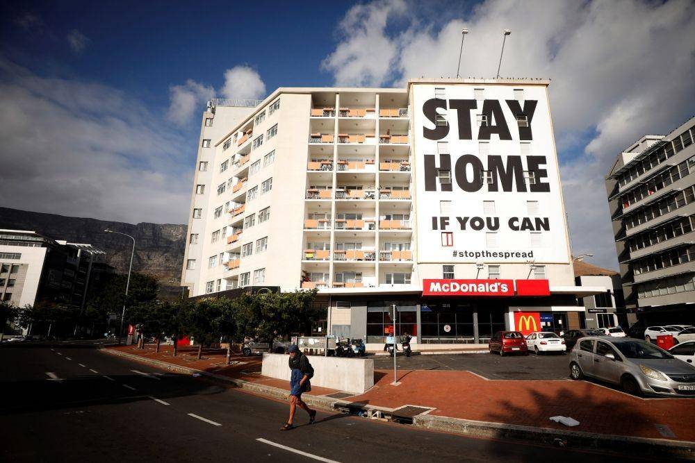 Gedung dengan tulisan himbauan untuk tetap berada di rumah menjelang lockdown 21 hari untuk menekan penularan virus corona di Cape Town, Afrika Selatan, pada 26 Maret 2020. ANTARA FOTO/REUTERS/Mike Hutchings
