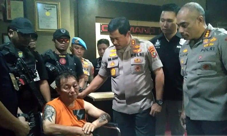 Willy Susetia alias Akang (berbaju tahanan), perampok toko emas Cantik Pasar Pecah Kulit yang dilumpuhkan anggota Satreskrim Polres Metro Jakarta Barat, Rabu (4/3/2020). (ANTARA FOTO/Devi Nindy)