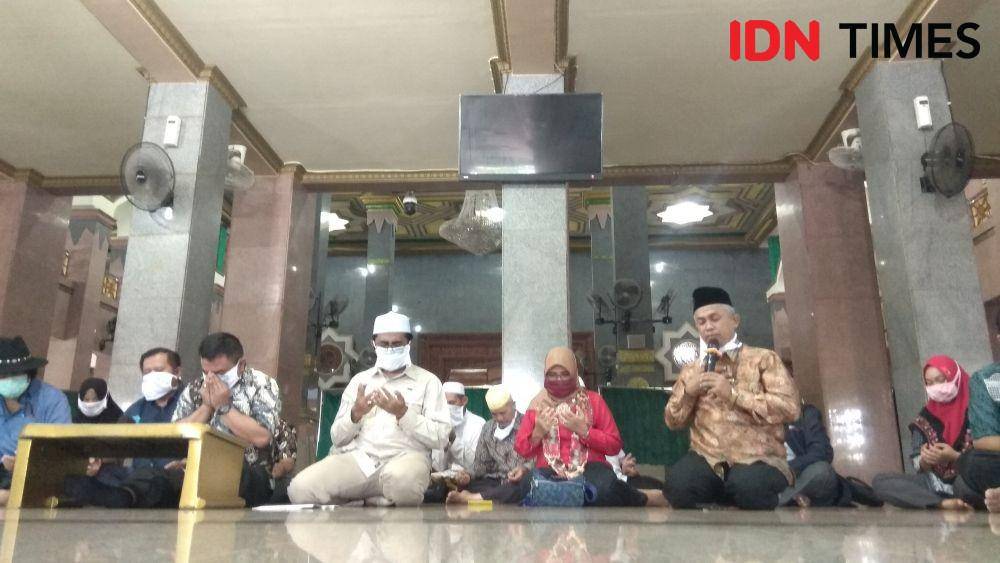 Wali Kota Cirebon, Nashrudin Azis bersama Ketua At-Taqwa Center, Ust. Ahmad Yani, M.Ag dan jajaran forkopimda berdoa bersama untuk menghindari bahaya wabah virus corona. (IDN Times/Wildan Ibnu)