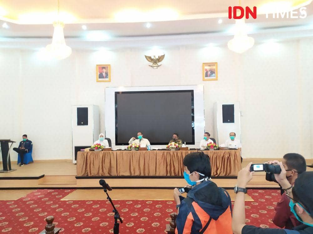 Pemkot Palembang bahas penanganan COVID-19 di Rumah Dinas Wali Kota Palembang (IDN Times/Feny Maulia Agustin)