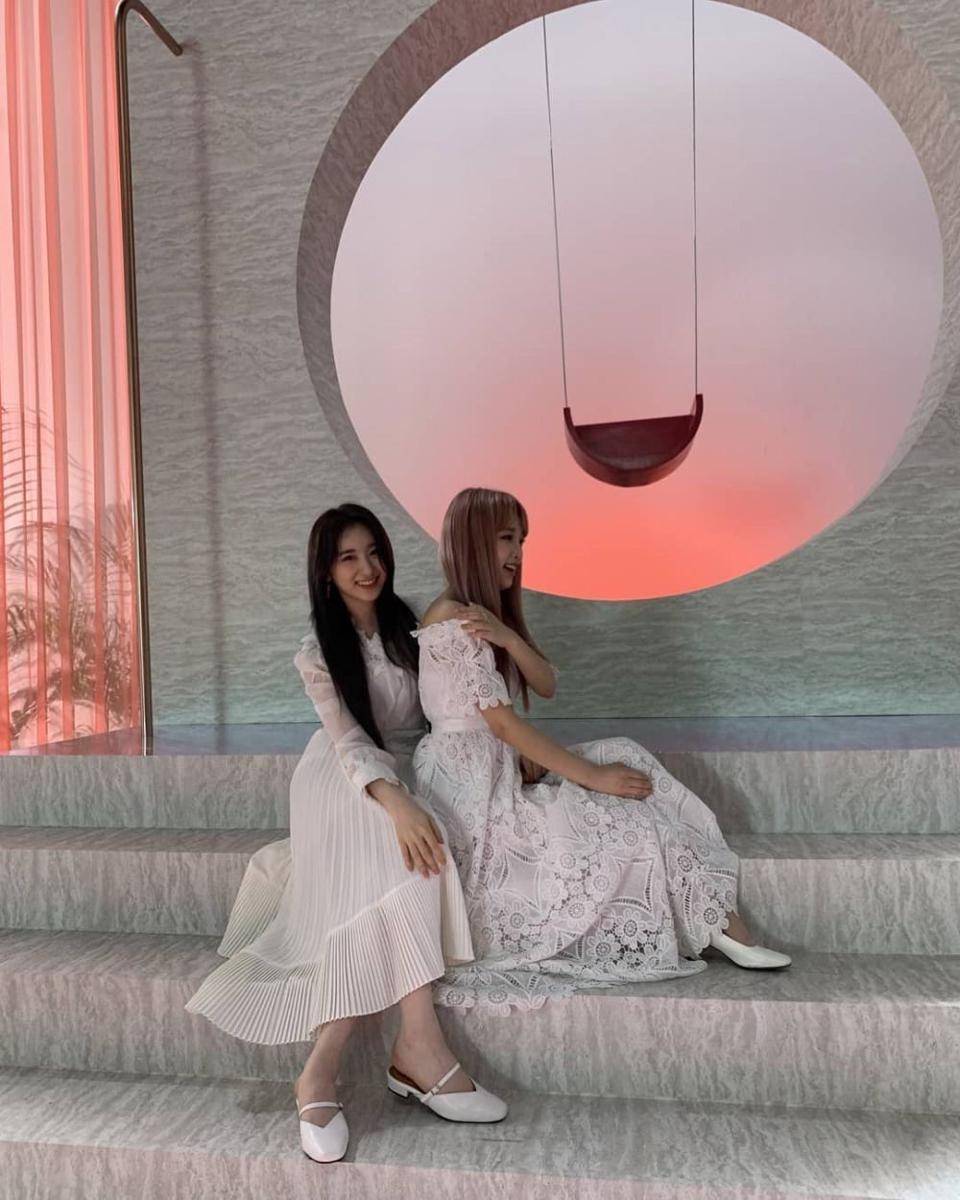 instagram.com/official_izone