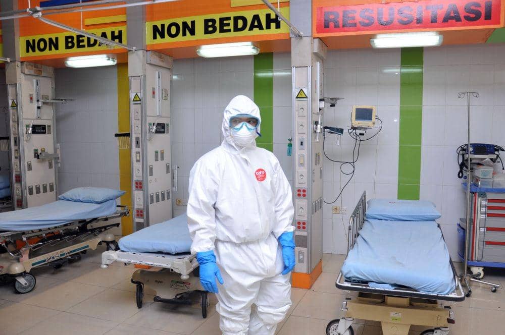Petugas medis penanganan COVID-19 mengenakan baju Alat Pelindung Diri (APD) ketika berada di ruang isolasi Rumah Sakit rujukan khusus pasien COVID-19 Martha Friska di Medan, Sumatera Utara, Kamis (2/4). (ANTARA FOTO/Septianda Perdana)