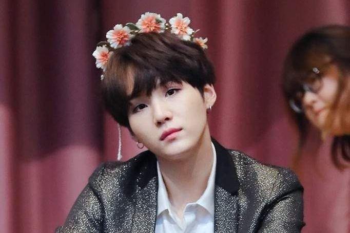 9 Potret Menggemaskan Suga BTS dengan Mahkota Bunga, Imut Banget!