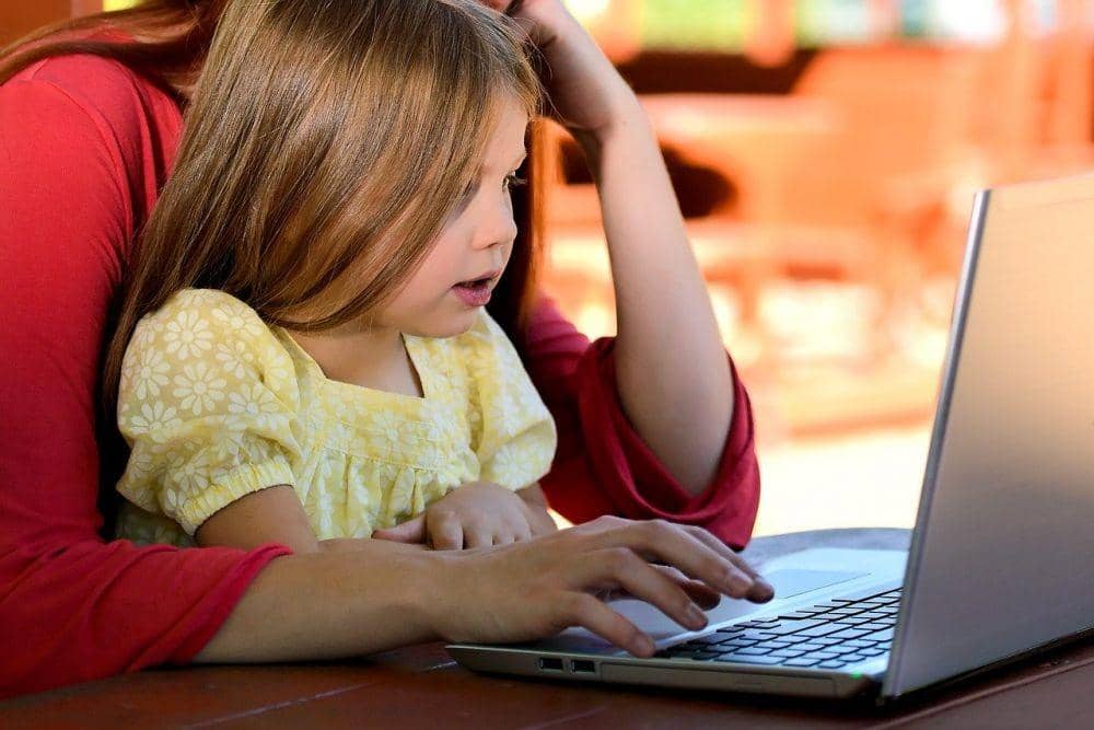 Repotnya Orangtua Work from Home Saat Bimbing Anak Belajar di Rumah