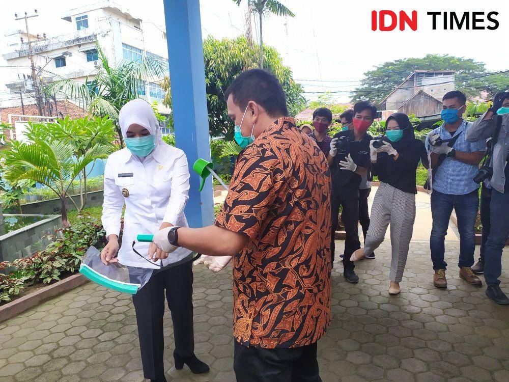 Ilustrasi pembuatan APD Head Cup (IDN Times/Feny Maulia Agustin)
