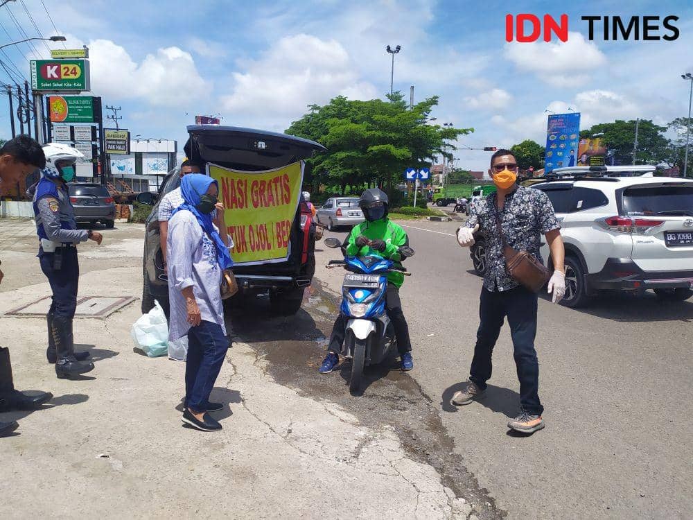 Pembagian nasi gratis pada masa Covid-19 di Palembang (IDN Times/Feny Maulia Agustin)