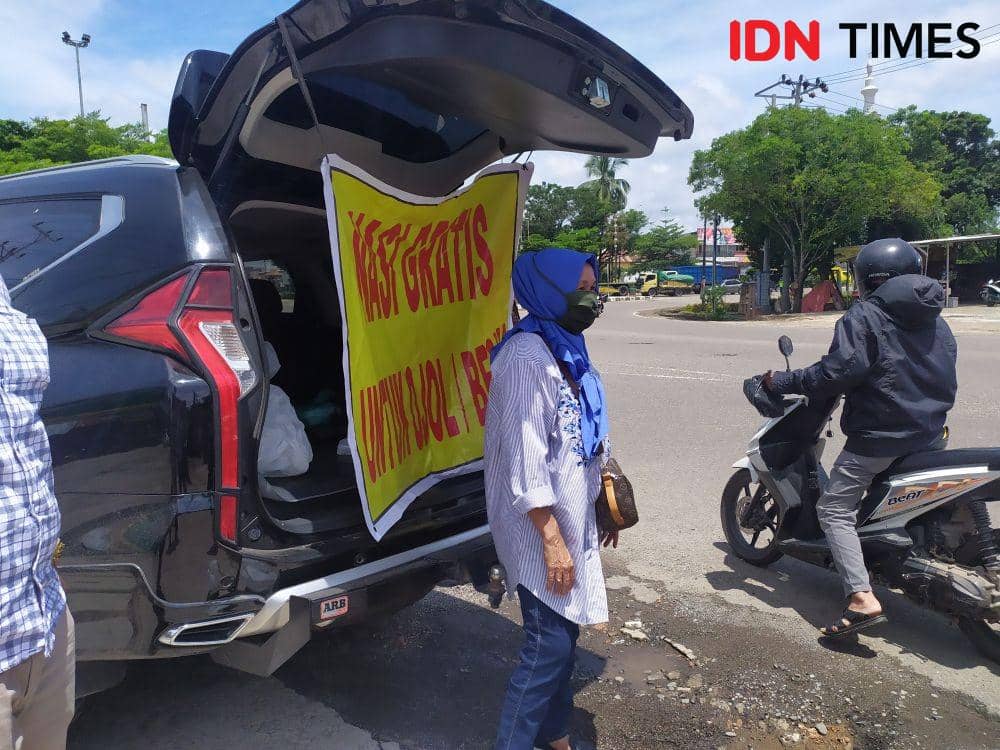 Pembagian nasi gratis pada masa Covid-19 di Palembang (IDN Times/Feny Maulia Agustin)