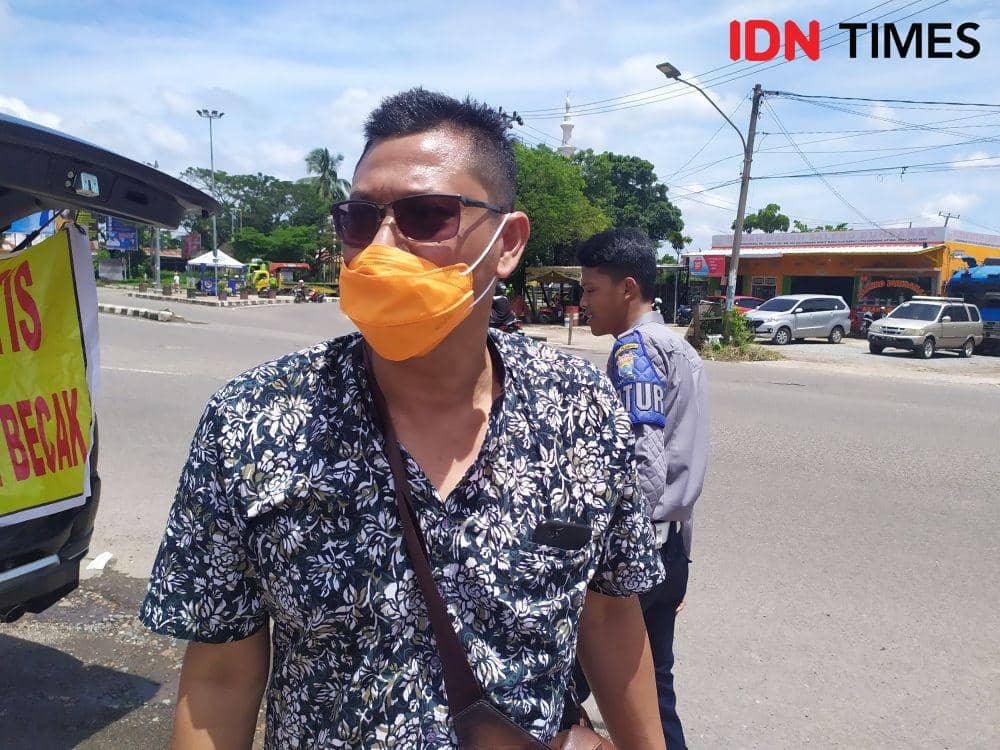 Pembagian nasi gratis pada masa Covid-19 di Palembang (IDN Times/Feny Maulia Agustin)