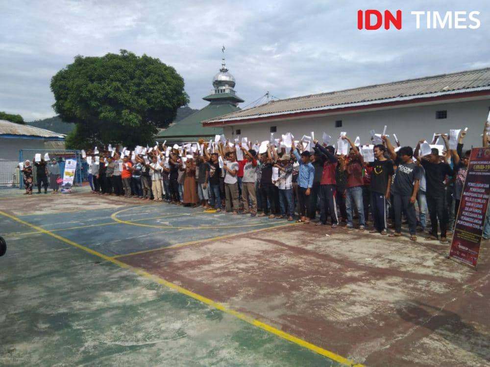Sejumlah WBP melompat kegirangan setelah mendapat pembebasan bersyarat (Hendra Simanjuntak/IDN Times)
