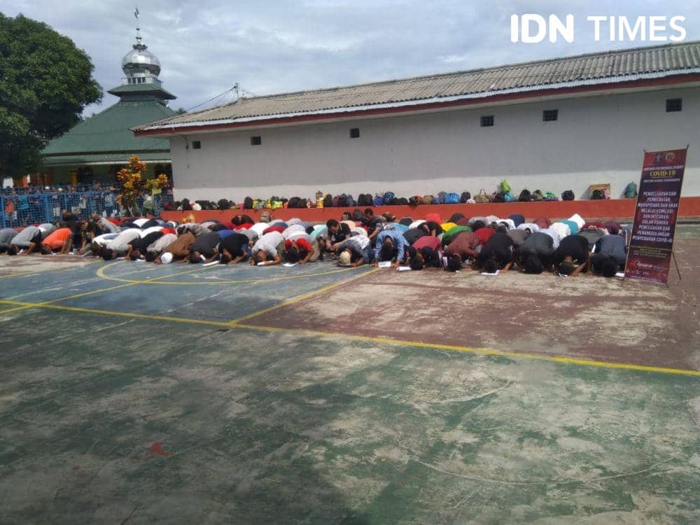 Sejumlah WBP yang mendapat pembebasan bersyarat bersujud syukur (Hendra Simanjuntak/IDN Times)