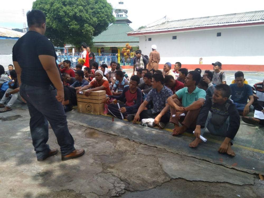 Petugas Lapas Sibolga memberi arahan kepada WBP yang bebas bersyarat (Hendra Simanjuntak/IDN Times)