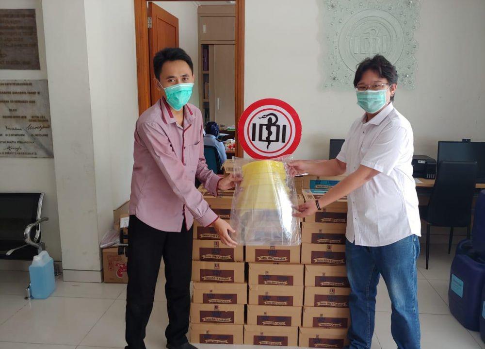 Sopir Taksi Online Asal Surabaya Bikin dan Donasikan Face Shields