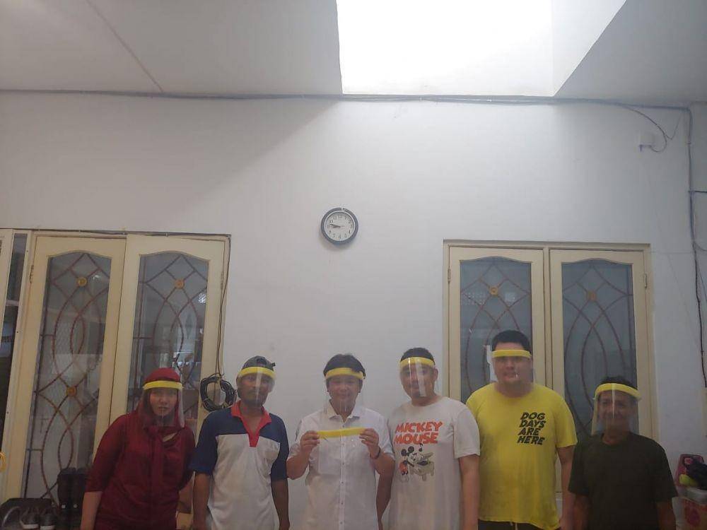 Andrew Wijaya Hidayat (tiga dari kiri) menunjukkan salah satu face shield buatannya. Andrew Wijaya Hidayat for IDN Times