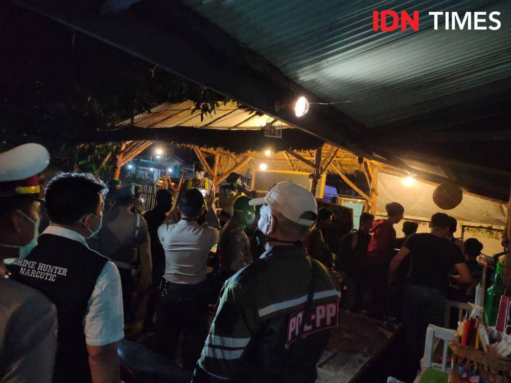 Ilustrasi razia kerumunan warga disalah satu warung wifi di Jombang. IDN Times/zainul arifin