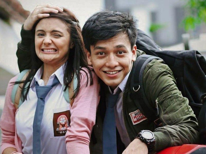 10 Rekomendasi Film Indonesia Tentang Kisah Cinta SMA, Bikin Baper!