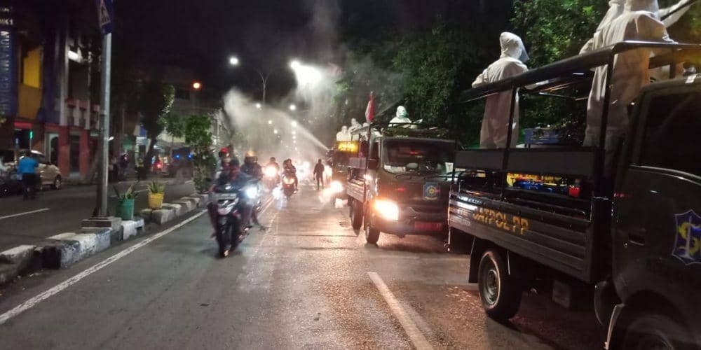 Proses penyemprotan Pasar Kapasan, Jumat (3/4). Dok Humas PD Pasar Surya