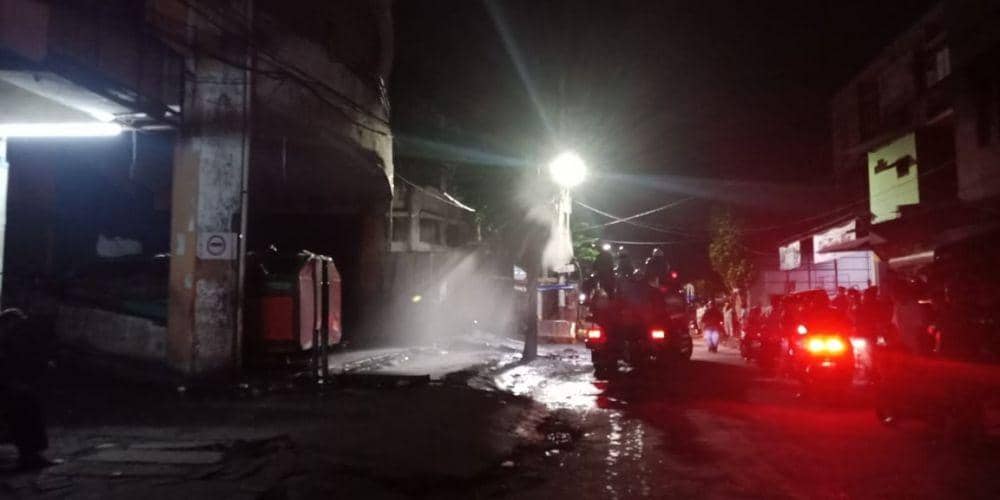 Proses penyemprotan Pasar Kapasan, Jumat (3/4). Dok Humas PD Pasar Surya