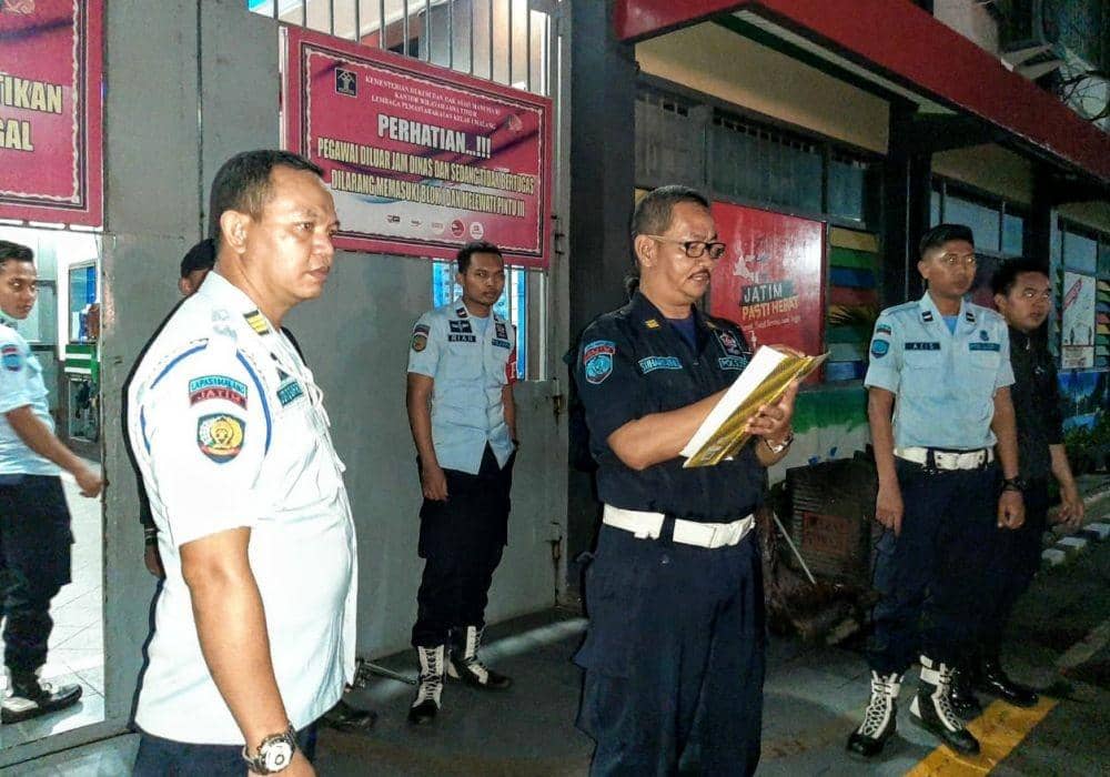 Petugas mendata napi yang mendapat asimilasi. Dok/ Istimewa