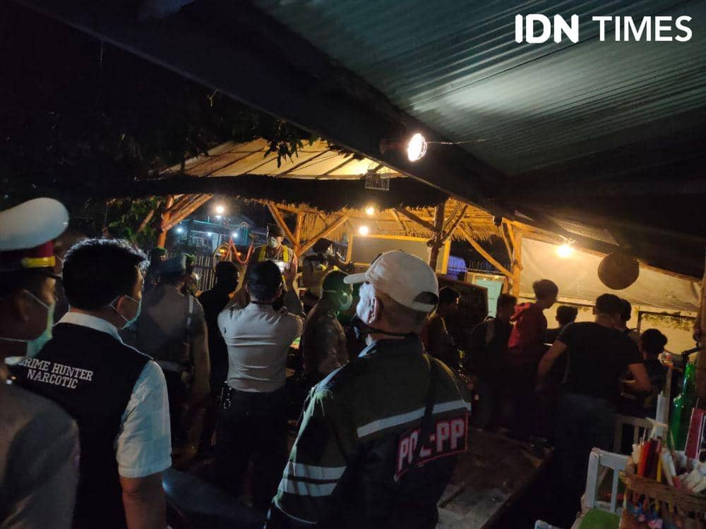 Ilustrasi petugas razia kerumunan di malam hari. IDN Times/zainul arifin