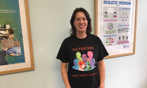 Kepala petugas medis Skotlandia, Catherine Calderwood, mengunjungi sebuah rumah sakit di Edinburgh. twitter.com/CathCalderwood1