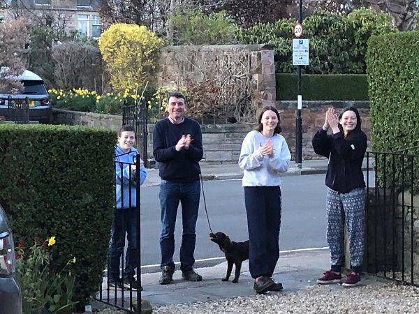 Keluarga Catherine Calderwood saat sedang berlibur beberapa hari lalu. twitter.com/CathCalderwood1