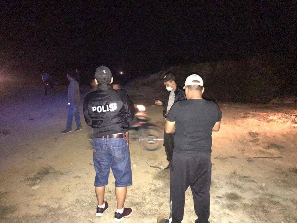 Petuga kepolisian dan warga yang berkumpul guna mengevakuasi jasad korban (IDN Times/ istimewa)
