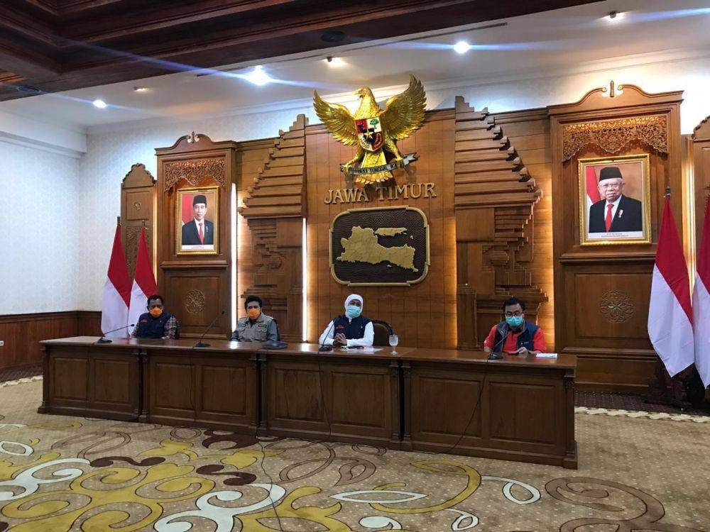 Gubernur Jatim Khofifah Indar Parawansa (dua dari kanan) saat konferensi pers update penyebaran COVID-19, Minggu malam (5/4). IDN Times/Dok.Istimewa