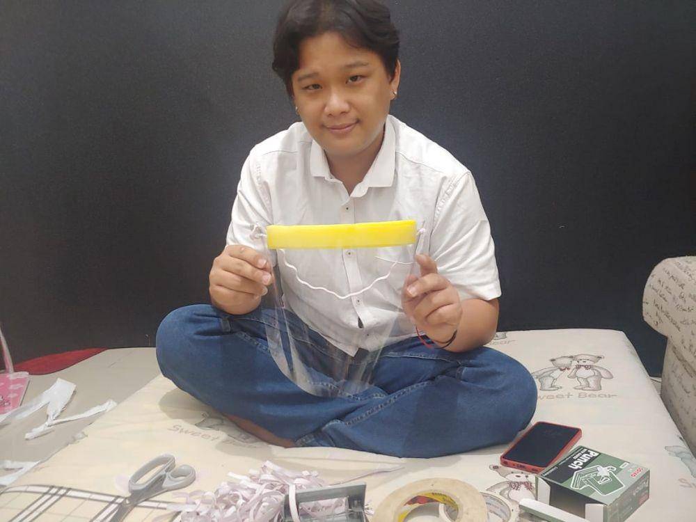 Andrew Wijaya Hidayat menunjukkan salah satu face shield buatannya. Andrew Wijaya Hidayat for IDN Times