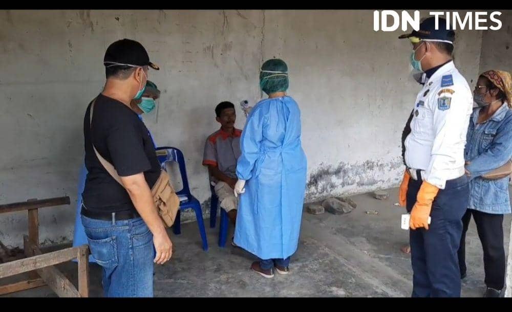 Pemeriksaan suhu tubuh yang dilakukan tim gabungan (IDN Times/ Bambang Suhandoko)