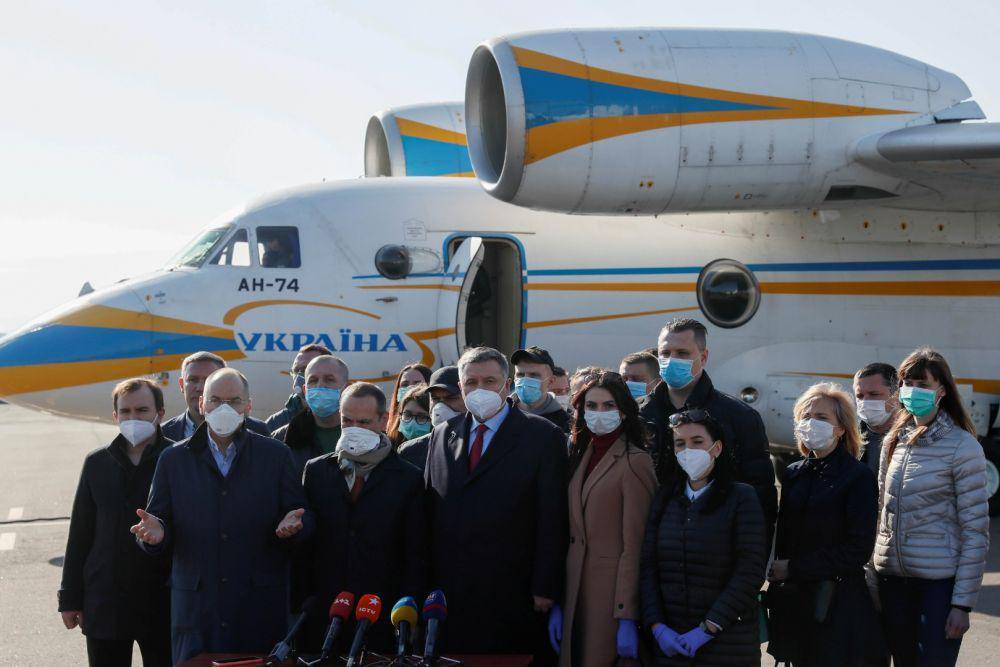 Pejabat Ukraina, termasuk Menteri Urusan Dalam Negeri Arsen Avakov dan Menteri Kesehatan Maksym Stepanov, menyapa media, saat anggota medis Ukraina berangkat ke Italia saat pandemi COVID-19 di sebuah bandara di Kiev, Ukraina, pada 4 April 2020. ANTARA FOTO/REUTERS/Gleb Garanich