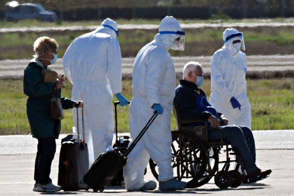 Penumpang dari kapal pesiar Grand Princess menunggu untuk naik ke pesawat sewa di landasan di Bandara Internasional Oakland di Oakland, California, Amerika Serikat, pada 11 Maret 2020. ANTARA FOTO/REUTERS/Kate Munsch