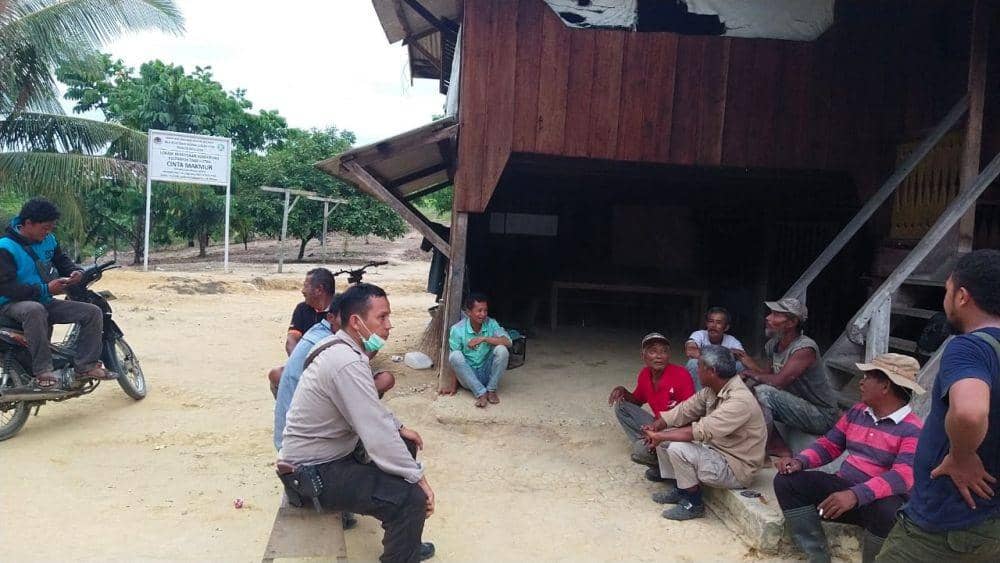 Petugas yang bersiaga dilokasi guna memasang kamera trap (IDN Times/ istimewa)