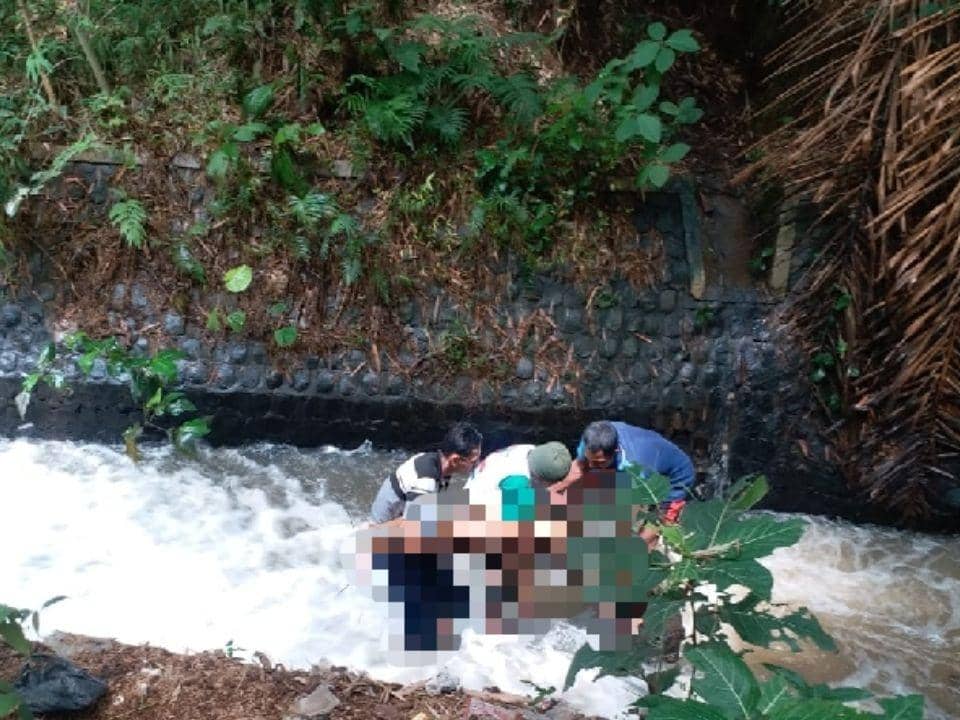 Warga mengevakuasi mayat korban. IDN Times/istimewa