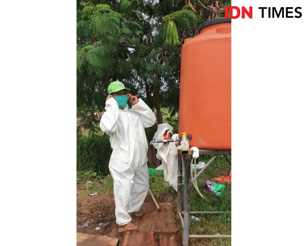 Petugas makam TPU Tegal Alur (IDN Times/Uni Lubis)