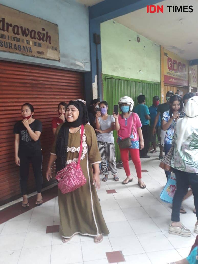 Para pedagang Pasar Kapasan demo di depan pintu masuk Pasar Kapasan yang ditutup, Senin (6/4). IDN Times/Edwin Fajerial