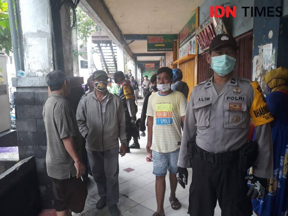 Para pedagang Pasar Kapasan bergerombol di depan pintu masuk Pasar Kapasan yang ditutup, pada Senin (6/4). IDN Times/Edwin Fajerial