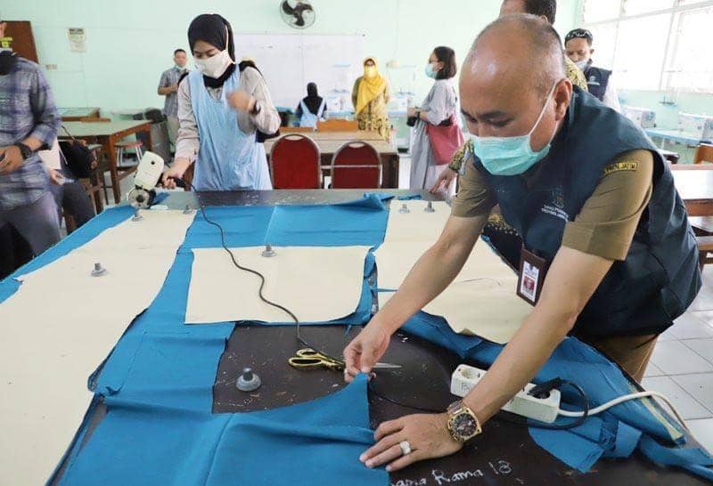 Siswa SMKN 6 Surabaya menjahit baju alat pelindung diri (APD). IDN Times/Dok. Istimewa