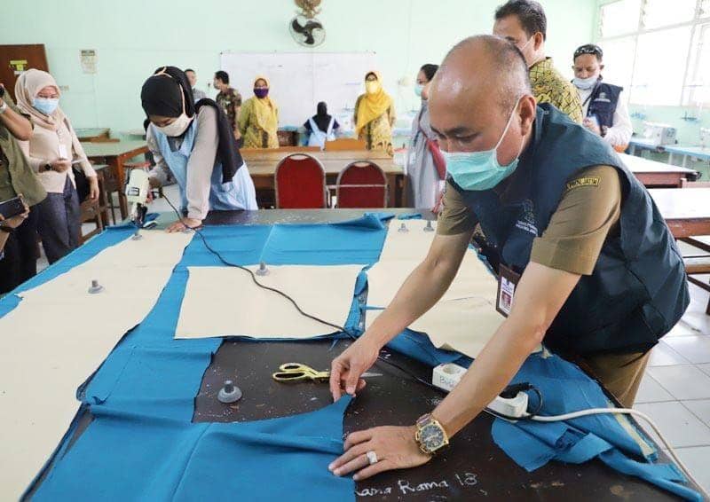 Siswa SMKN 6 Surabaya menjahit baju alat pelindung diri (APD). IDN Times/Dok. Istimewa