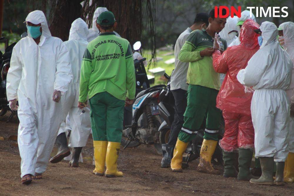 Ilustrasi petugas gali kubur jenazah COVID-19 menggunakan pakaian dekontaminasi atau Hazard, serta Alat Pelindung Diri (APD) (IDN Times/Candra Irawan)