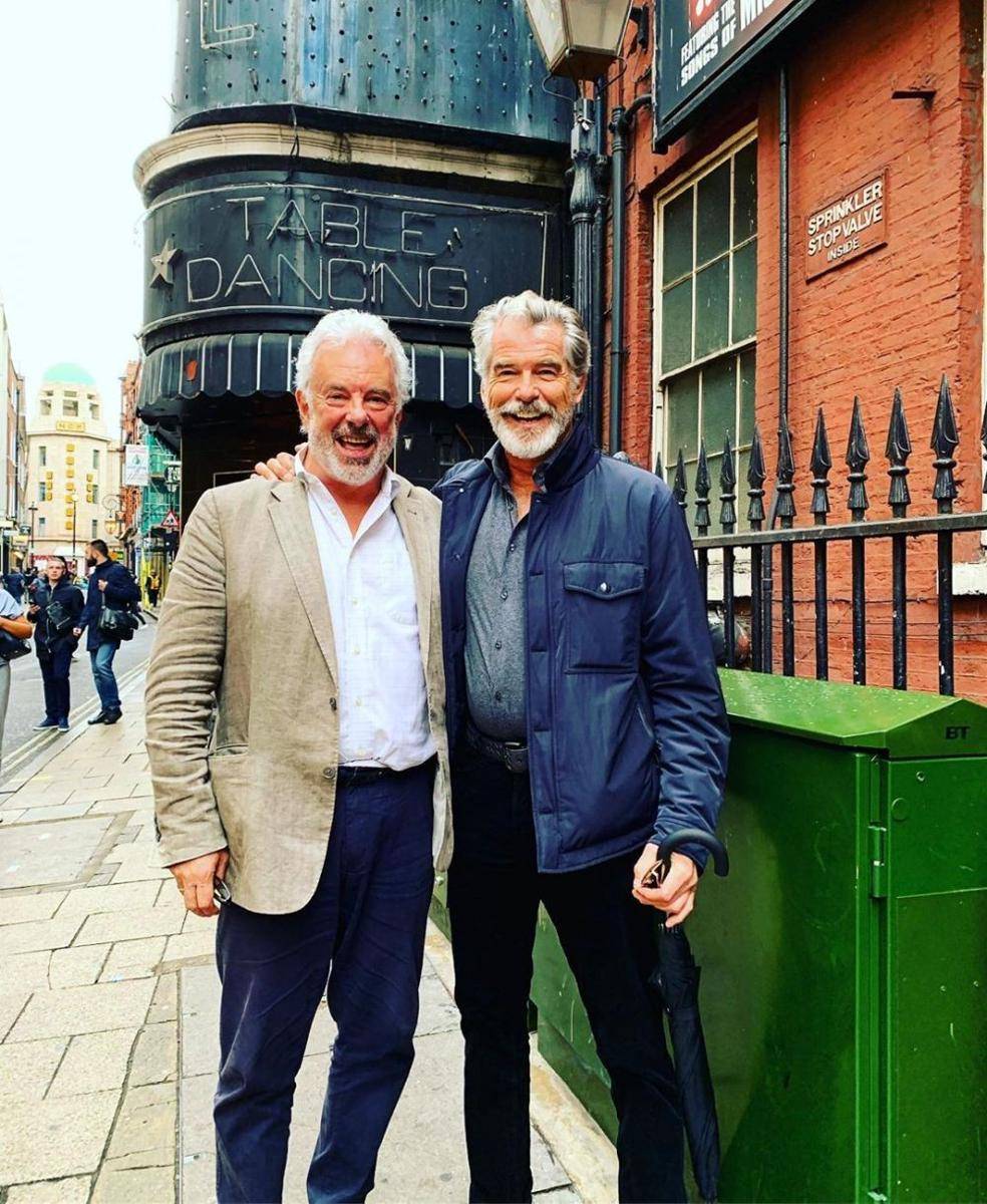 Jay Benedict bersama Pierce Brosnan | https://www.instagram.com/p/B2jYqHWn8J9/