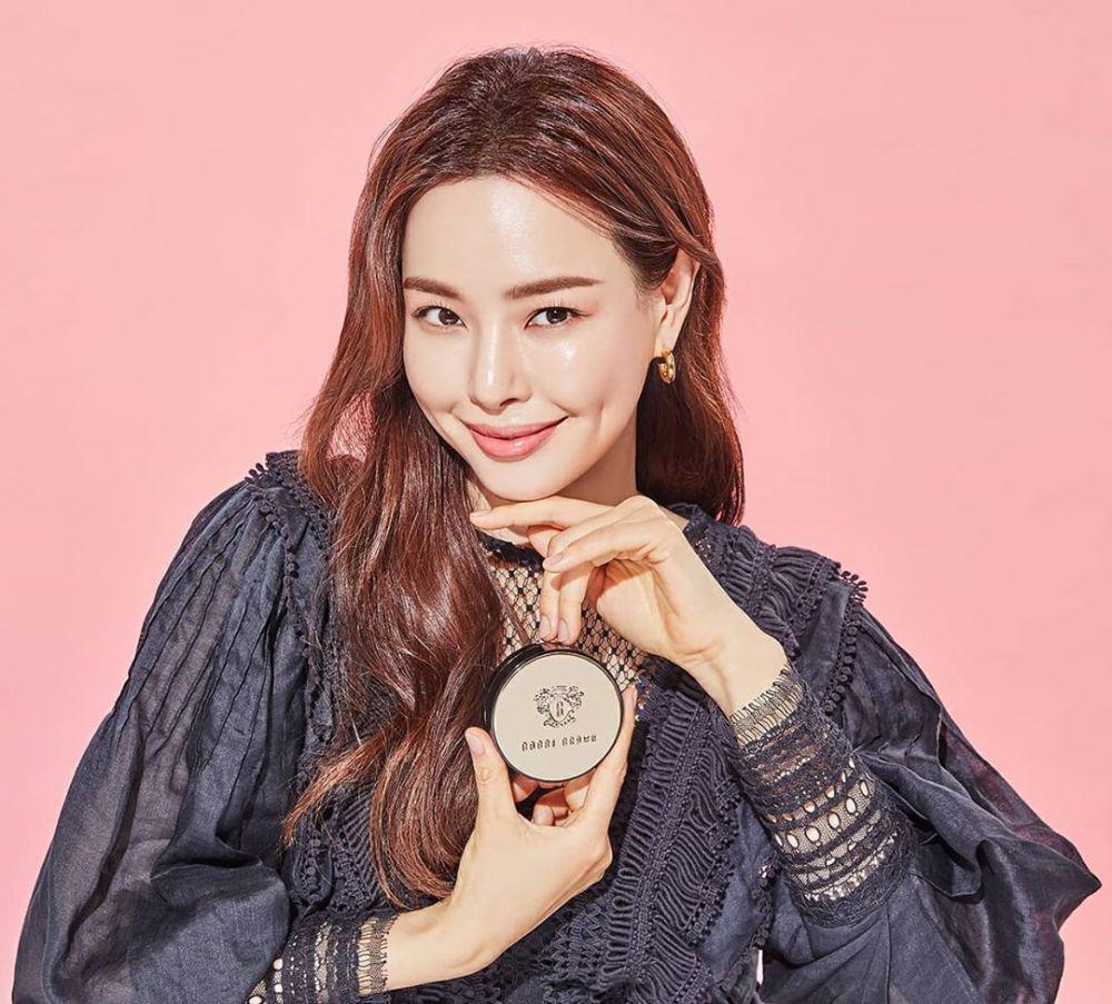 10 Potret Memesona Honey Lee dengan Lesung Pipit, Cubit-able Banget!