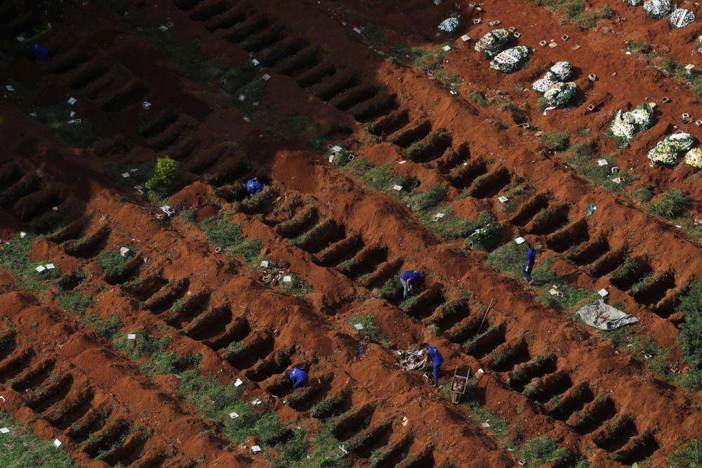 Situasi di tempat pemakaman Vila Formosa, pemakaman terbesar Brazil, di Sao Paulo, Brazil, pada 2 April 2020. ANTARA FOTO/REUTERS/Amanda Perobelli