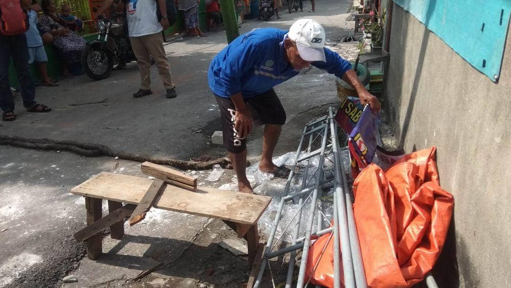 Warga Deket merapikan bilik sterilisasi yang dirusak massa. IDN Times/Imron