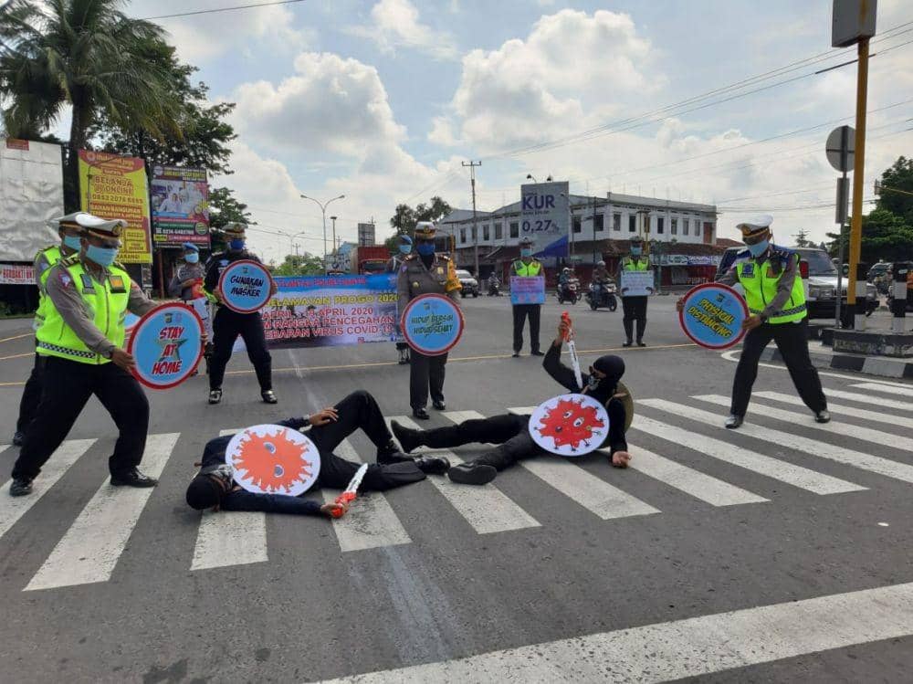 Peragaan cara menanggulangi penyebaran COVID-19 oleh personil Satlantas Polres Bantul. IDN Times/Humas Polres Bantul