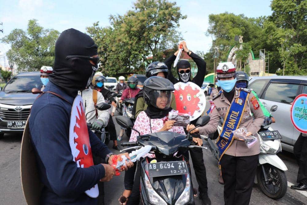 Pembagian masker gratis oleh Satlantas Polres Bantul kepada pengendara. IDN Times/Daruwaskita
