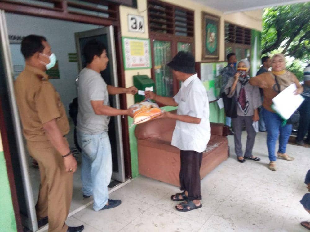 Seorang warga Medan Barat terima satu karung beras (Dok. IDNTimes/istimewa)
