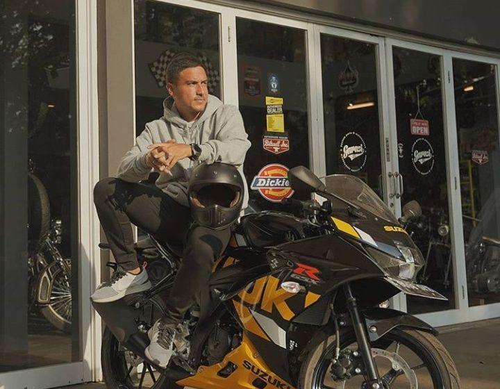 Penuh Karisma, 10 Potret Hamish Daud dengan Motor Kesayangannya