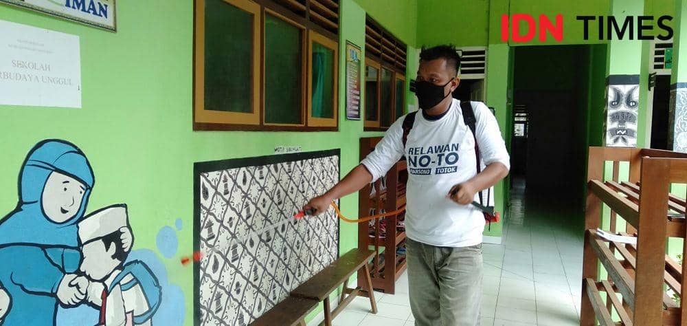 Relawan NOTO sterilisasi salah satu gedung sekolah dasar di Bantul. IDN Times/Daruwaskita
